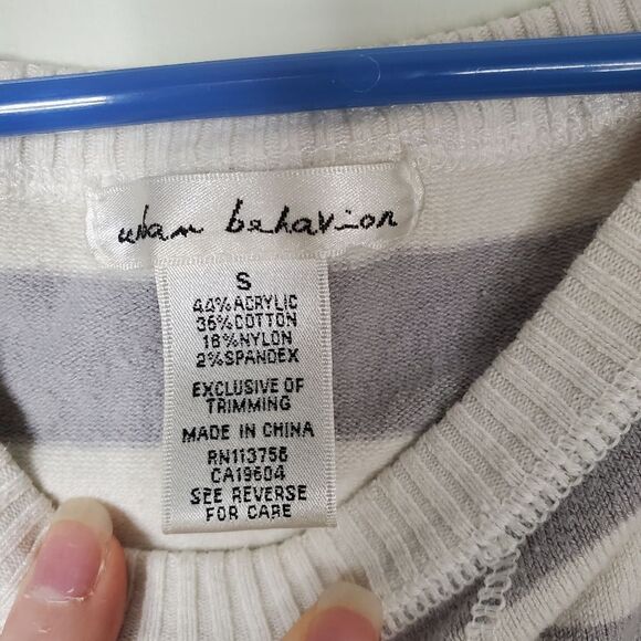 Urban Behavior Gray and White Stripe Front Pocket Sweater Dress Size Small - Picture 8 of 10
